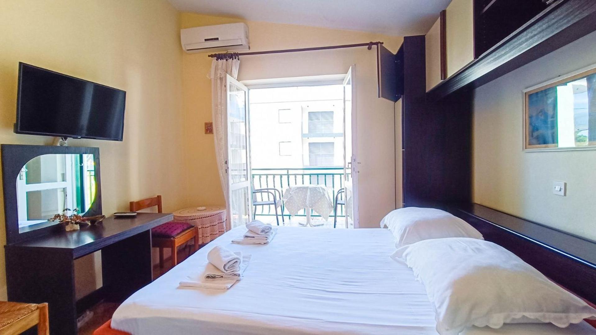 Apartments Ines - 15 Meters From The Beach 프로마이나 외부 사진