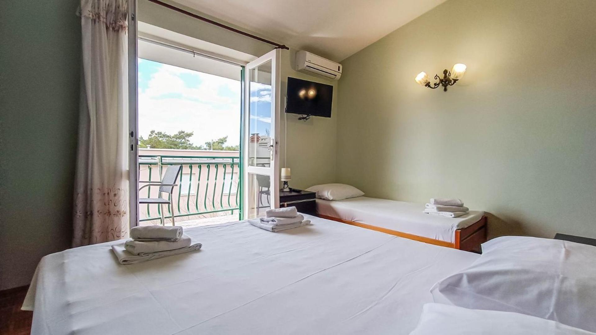 Apartments Ines - 15 Meters From The Beach 프로마이나 외부 사진
